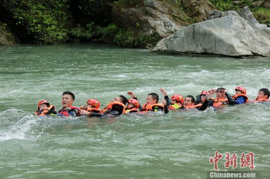“爸爸去哪儿”大玩水上运动 “接龙游泳”吸引眼球