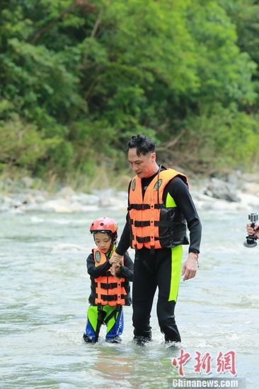 “爸爸去哪儿”大玩水上运动 “接龙游泳”吸引眼球