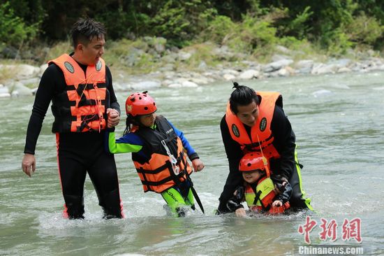“爸爸去哪儿”大玩水上运动 “接龙游泳”吸引眼球