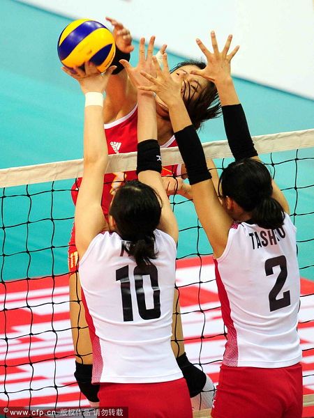 女排亚洲杯半决赛结束争夺,中国队3-0横扫日本队,图为比赛精彩瞬间