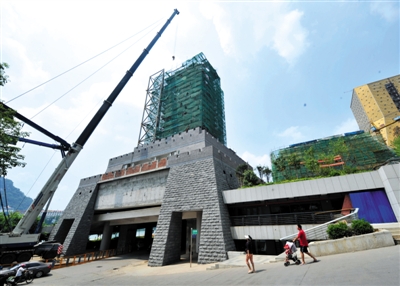 9月6日,正在拆除中的柳宗元雕塑工程。新华社记者 李斌 摄
