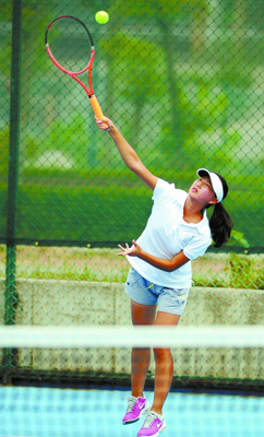   9月10日，一名女子网球选手在比赛中。当天，第十二届省运会青少年组网球比赛在娄底市体育中心分组进行。本报记者 郭立亮 摄