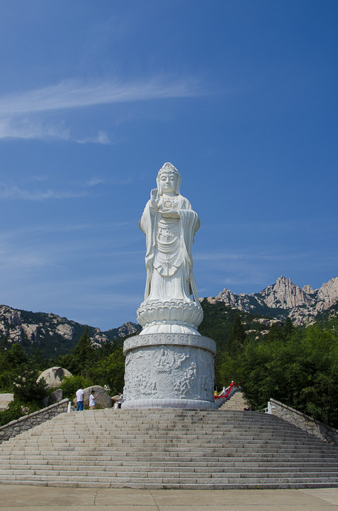 华严寺也是建在山上,从公交车停靠站步行约15分钟上山,才到达华严寺的