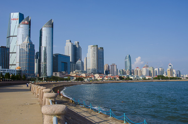 沿着青岛的海边向西,这一片都是高楼,与老城区的红瓦绿树颇为不同.