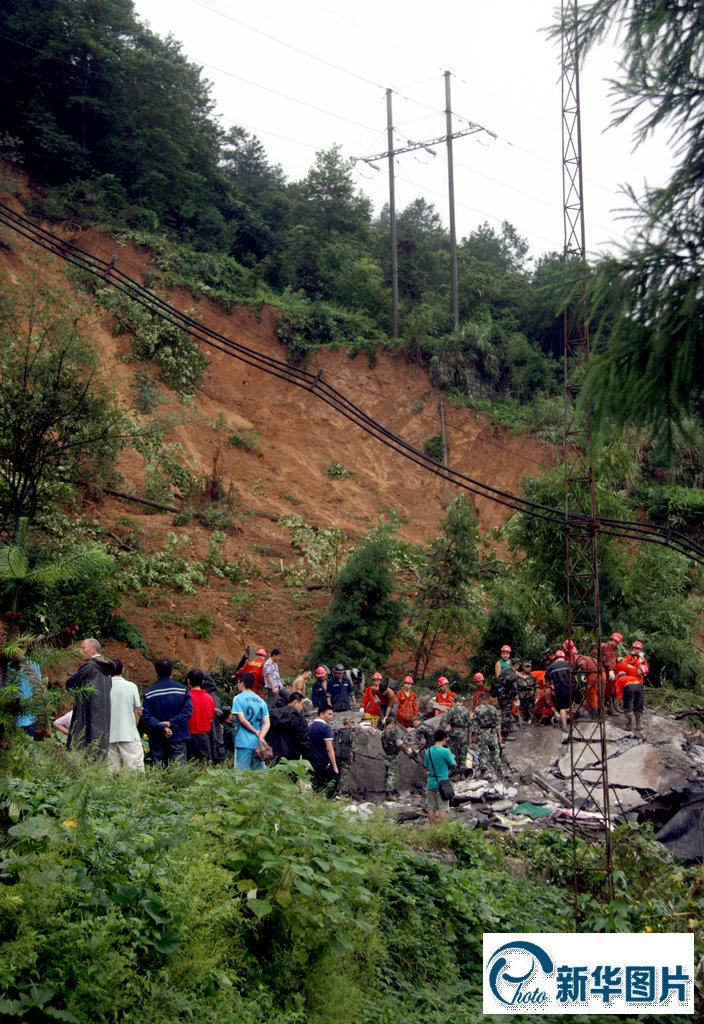 2014年9月13日，四川华蓥市境内普降大到暴雨，目前已造成2人被泥石流掩埋、1人失踪。 武警消防官兵抢险人员在华蓥市观音溪镇一滑坡现场开展救援。