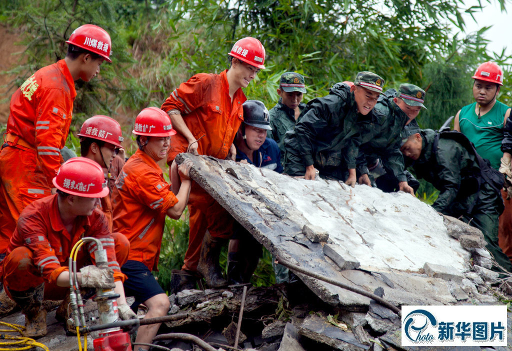2014年9月13日，四川华蓥市境内普降大到暴雨，目前已造成2人被泥石流掩埋、1人失踪。 武警消防官兵抢险人员在华蓥市观音溪镇一滑坡现场开展救援。