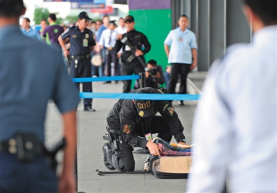 当地时间9月1日，菲律宾国家调查局人员在马尼拉国际机场破获一起可疑汽车炸弹攻击事件，逮捕4名嫌犯。