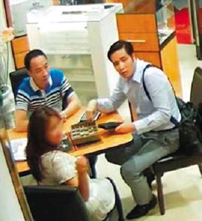 闭路电视拍下孟建国(右)与同党(左后)在柏林犯案的过程。