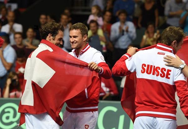 图文：戴杯瑞士晋级决赛 队友为费德勒披上国旗
