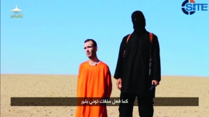 “伊斯兰国”发布的斩首视频截图