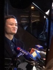 马云意外现身阿里巴巴香港路演,在会场马云再次表达对香港资本市场的尊重。他说:“阿里选择了错误的时机,因此错过了香港。”(更多独家财经新闻,请加微信号cbn-yicai)