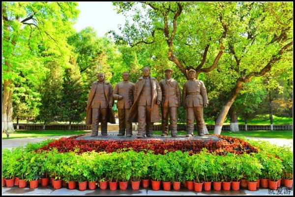 中共七大当选的五大书记雕像耸立在枣园.