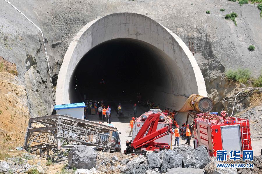 云南一铁路施工隧道发生坍塌6人被困