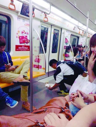乘客拍下的孙冠儒清理呕吐物时的场景。