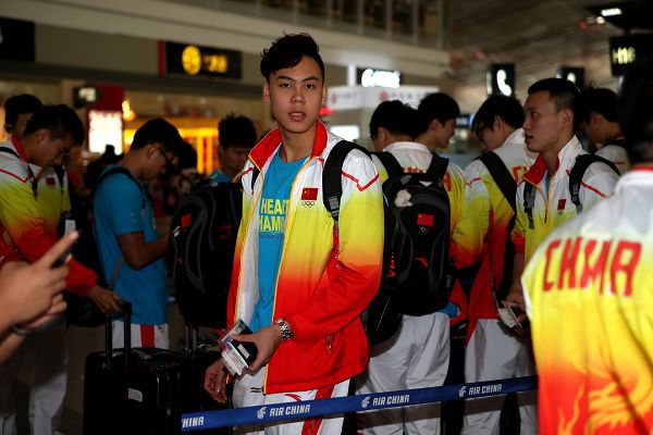 图文:中国游泳队出征亚运会 直面镜头