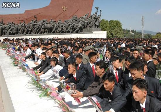 金日成社会主义青年同盟第四次基层干部大会与会者瞻仰金日成和金正日铜像。