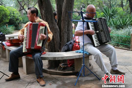 每个周末,他就在公园里教那些同样热爱音乐的老人们唱歌,拉手风琴等