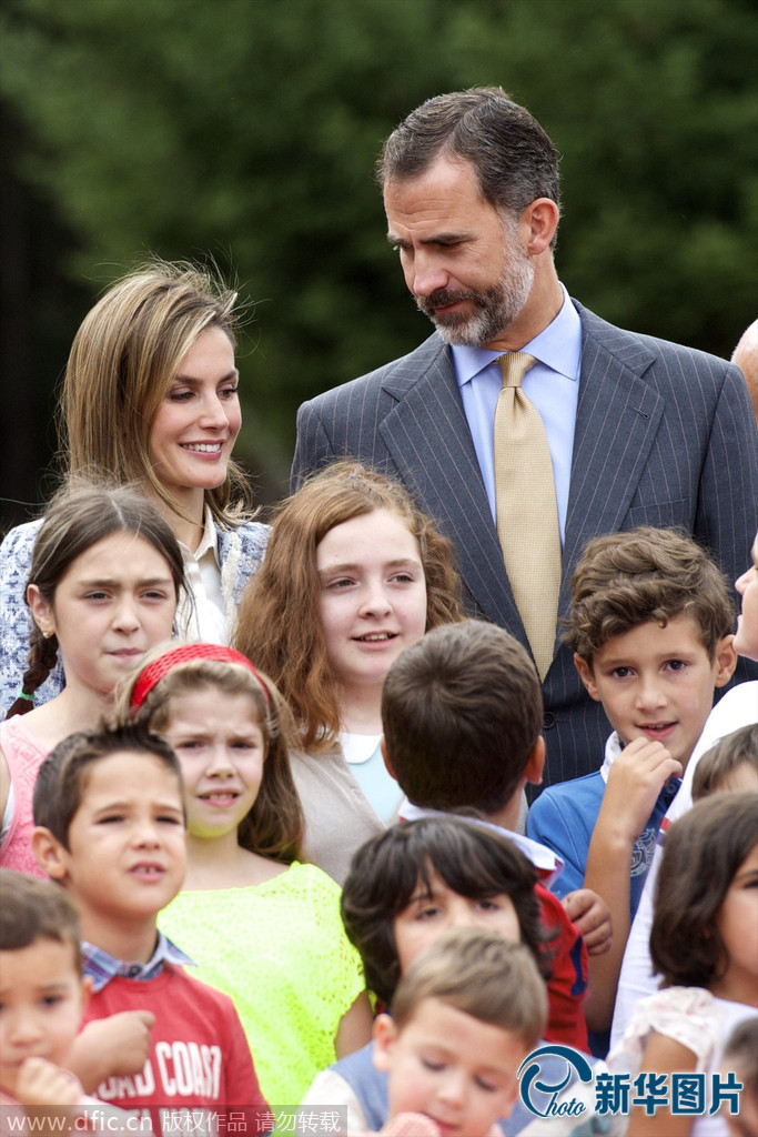 西班牙国王王后与孩子们一同庆祝开学(组图)