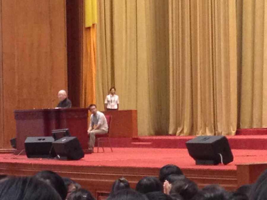 九旬院士站着做报告 九零后学生趴着打瞌睡(图)