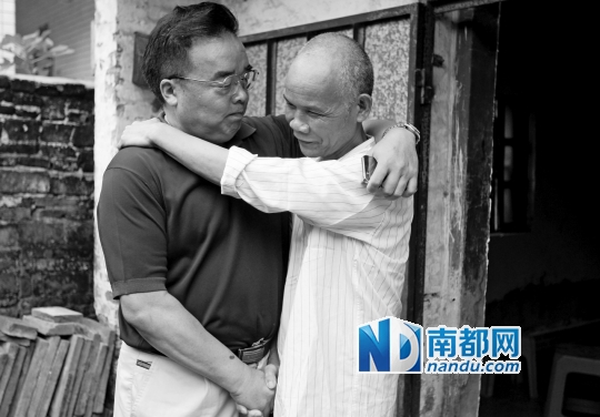 徐辉(右)和他的律师侯衍涛。南都记者陈坤荣 摄