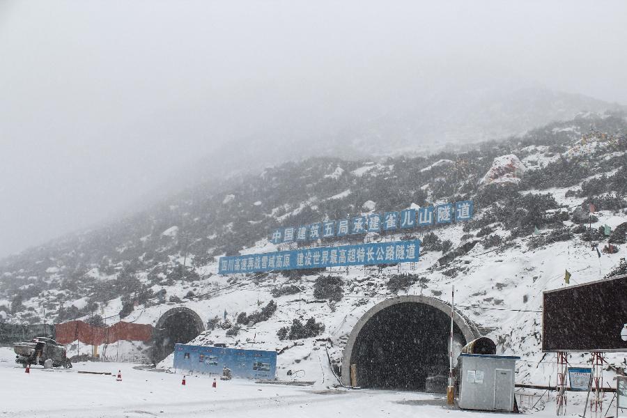 建设中的世界最高海拔特长公路隧道—雀儿山隧道(组图)