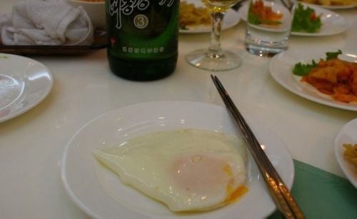 油煎荷包蛋也是一道菜。(鸡蛋在朝鲜很贵，据说一个普通工人一个月的工资也就能买五、六十枚鸡蛋)