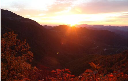 【组图】河北野三坡白草畔红叶醉人 登山节开门迎客