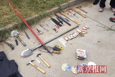 法官在现场不仅发现了大量菜刀、棍棒,还发现了易燃易爆品和子弹等。