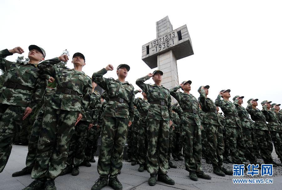 江苏边防总队新兵团的武警战士来到侵华日军南京大屠杀遇难同胞纪念馆