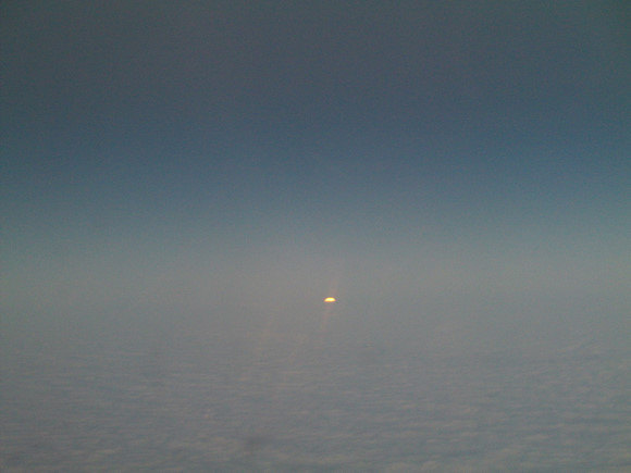回家时,飞机上拍的晨昏线.