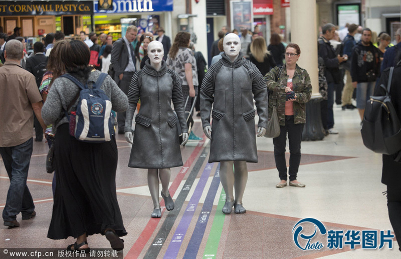 当地时间2014年9月16日，英国伦敦，两名模特装扮成外星人的模样，检测行人的反应，大部分人对他们表示了极其浓厚的兴趣，甚至求合影。