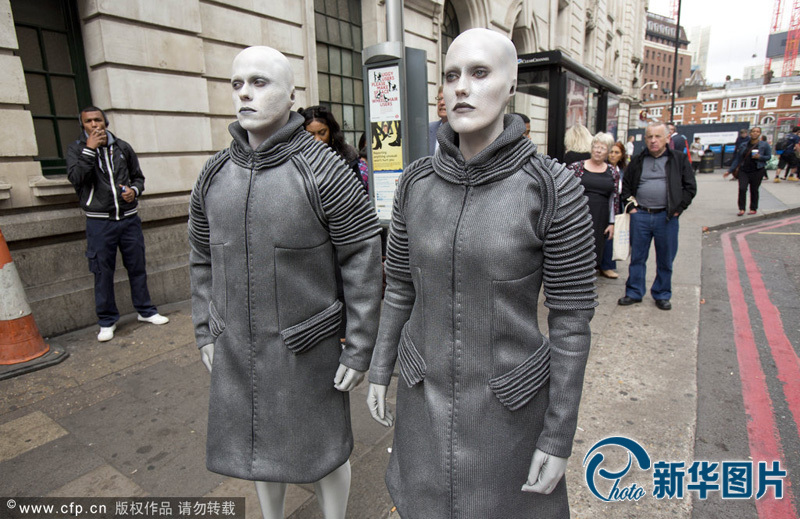 当地时间2014年9月16日，英国伦敦，两名模特装扮成外星人的模样，检测行人的反应，大部分人对他们表示了极其浓厚的兴趣，甚至求合影。