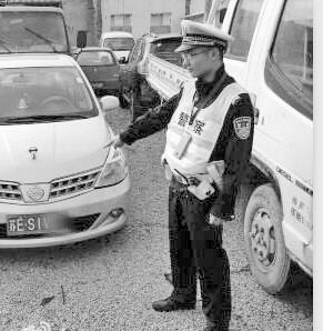 交警查到这辆“违法王”。