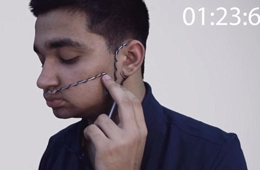 一名16岁的印度男孩研发出一种沟通设备，该设备可以将人的呼吸转化为文字。