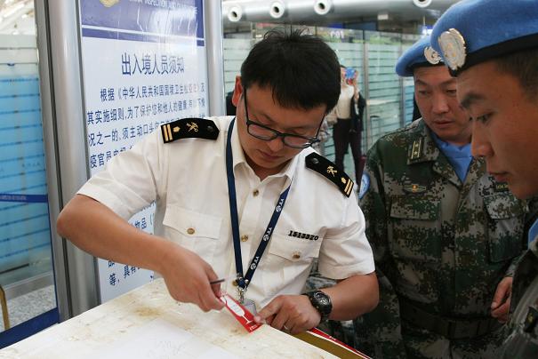 【组图】长春海关为吉林省首批维和官兵办理通关(组图)