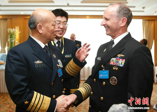 资料图:中国海军司令员吴胜利在会议茶歇期间与参会的美国海军作战