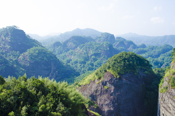 天游峰山顶的观景台上站满了游客,这一侧看过去是起伏的山头.