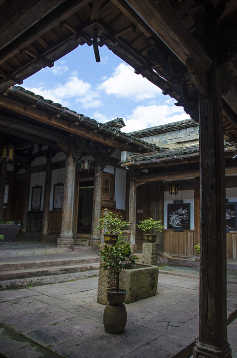 明朝建造的府邸,保留着原汁原味的古建筑风格.