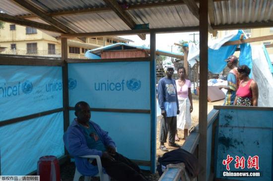 当地时间2014年9月3日，利比里亚蒙罗维亚，约翰・菲茨杰拉德・肯尼迪医院的医护人员和病人。9月1日，利比里亚最大医院的护士举行罢工，要求提高待遇和改善埃博拉病毒防护设施。