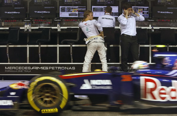 图文:F1新加坡站第一次练习 罗斯伯格在指挥台