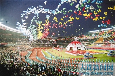 图为1990年9月22日,第十一届亚运会于北京隆重开幕.新华社发