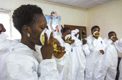 9月18日，塞拉利昂护士接受使用埃博拉防护装备培训。新华社发
