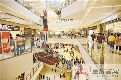 昨日,杨家坪万象城开业,商场内人头攒动. 重庆晨报记者 苑铁力 摄