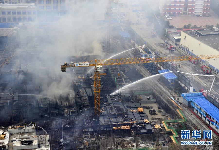 天津一在建商场发生火灾(组图)