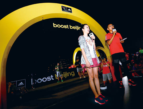 美女主播刘语熙鼓励跑者参与虚拟马拉松