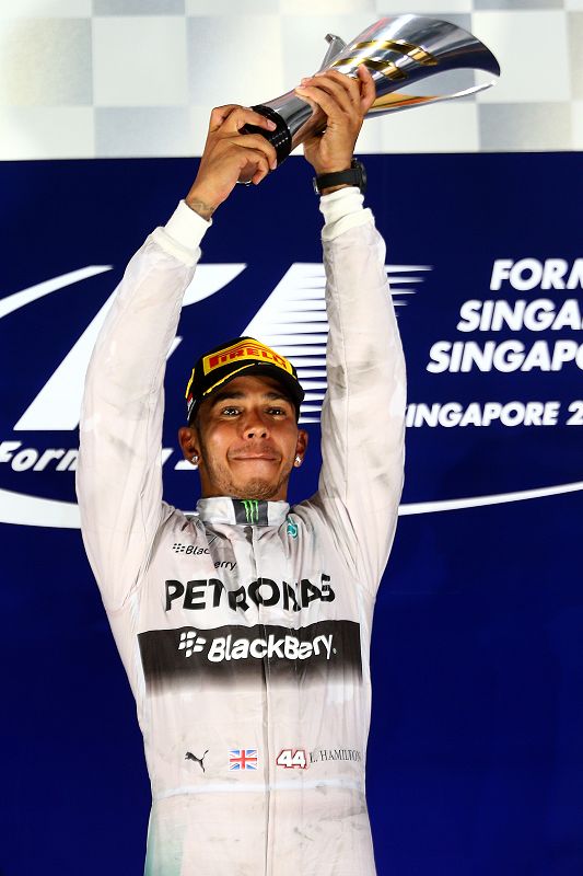 图文:F1新加坡大奖赛正赛 汉密尔顿举奖杯