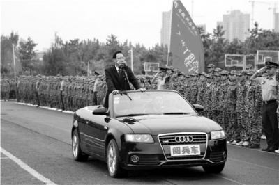 安徽新华学院院长石秀和乘敞篷奥迪进行军训阅兵网友供图L