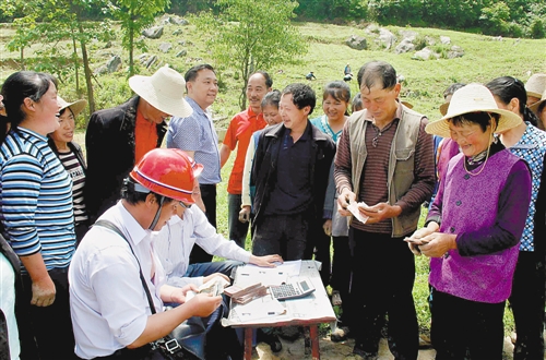 在党的群众路线教育实践活动中,巫溪本地一家中药材企业安排人员赴施工现场,把工资送到农民工手上。