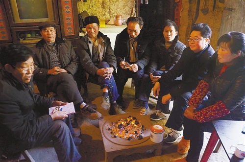 在党的群众路线教育实践活动中,土城乡党员干部定期述职,介绍为群众办理的“三件实事”进展情况、效果反响,并接受评议。