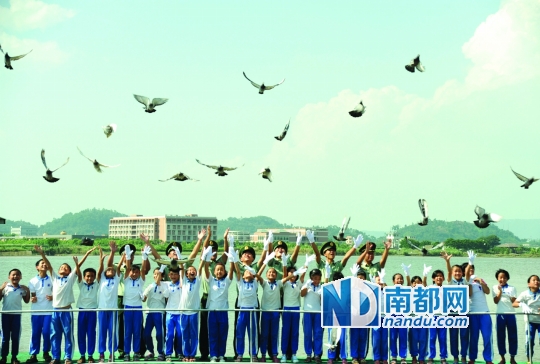 边防官兵和驻地学生将近百只代表和平的鸽子放飞,以此形式迎接即将到